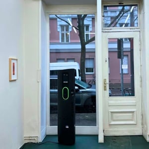 Qwello CP21 Charger Art Gallery Berlin